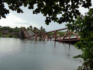 0493._puente_destruido_en_Manakara