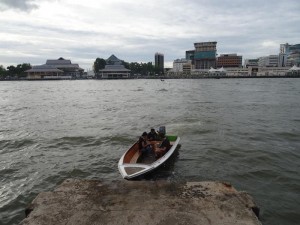 2254. llegando en lancha a Kampong Ayer  