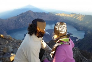 2786. viendo el lago dentro del crater