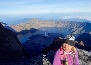 2788. con el volcan Agung al fondo
