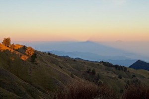 2814. sombra del Rinjani con el Agung al lado